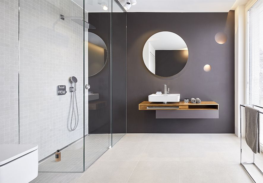 Harmony, peace and aesthetics: the bathrooms in the 115 apartments of the seven elegant city villas have a reserved elegance. Walls and floors were intentionally given the same tile colours; the tiled walls were always constructed at room height.