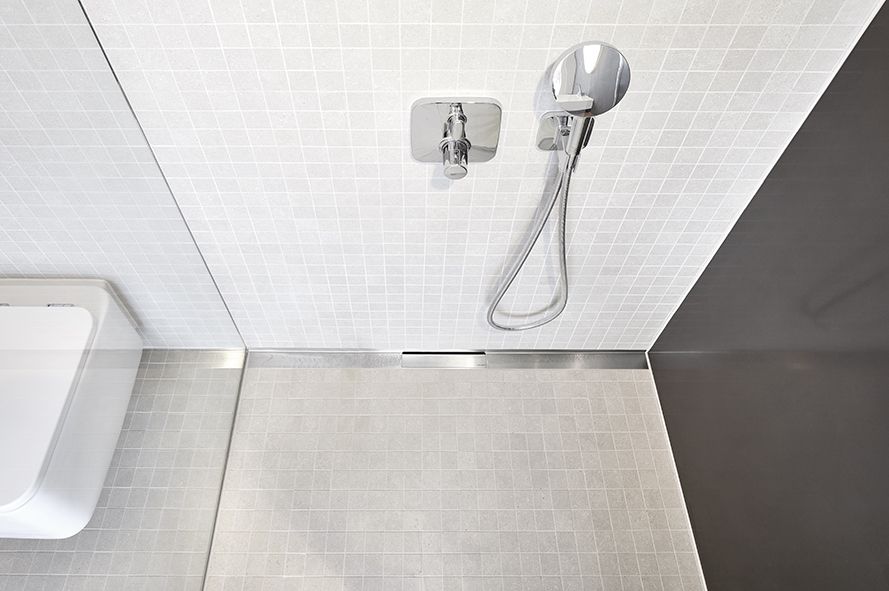 CeraWall Select is installed at the transition between wall and floor and leads the water centrally into the DallFlex drain body. The edging of the shower channel provides a safety advantage, because the joint is above the wet area. 