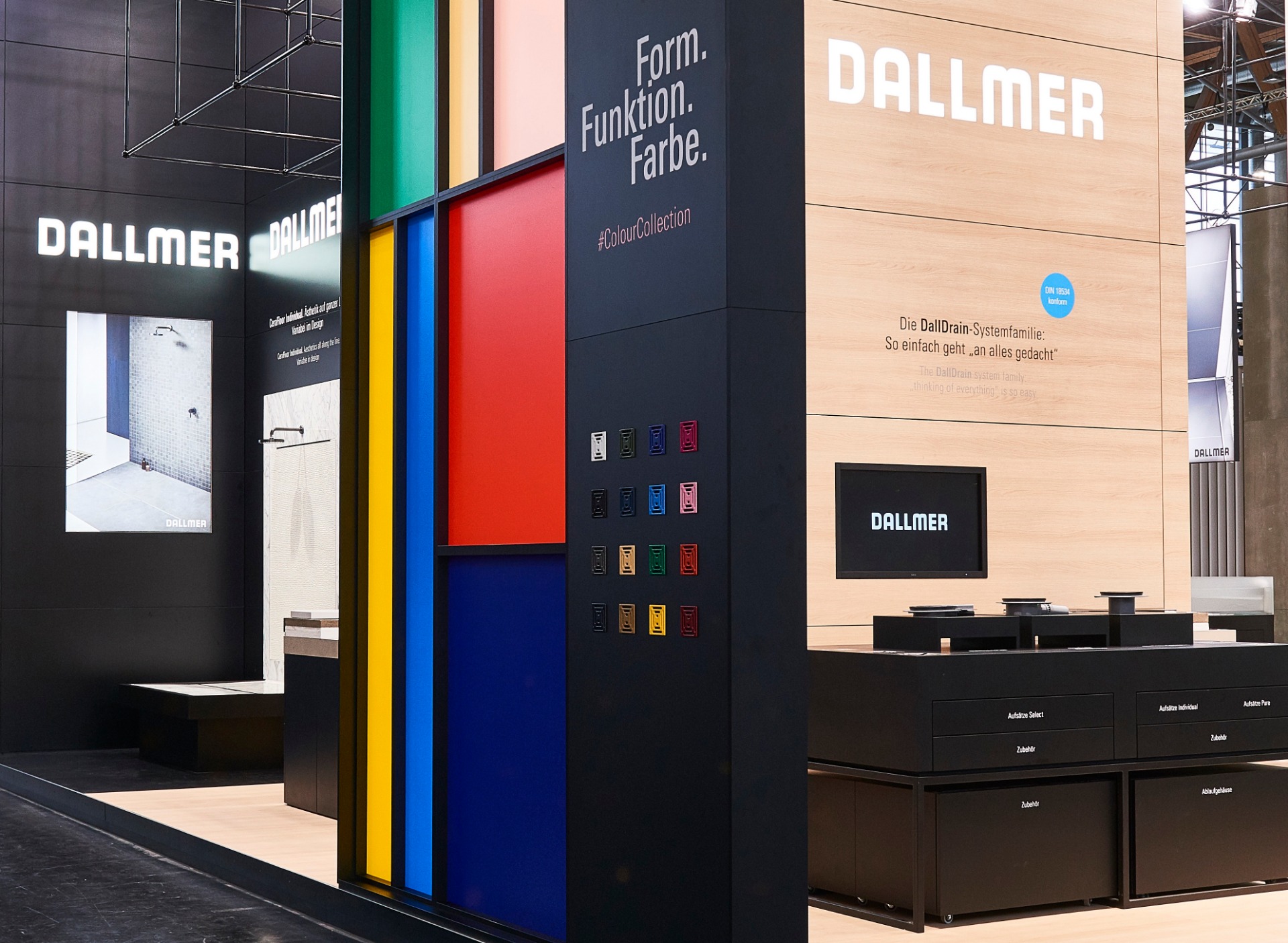 Ein farbiger Blickfang auf dem Dallmer-Messestand: die 16 farbigen Roste der DallDrain ColourCollection   Foto: Dallmer GmbH + Co. KG