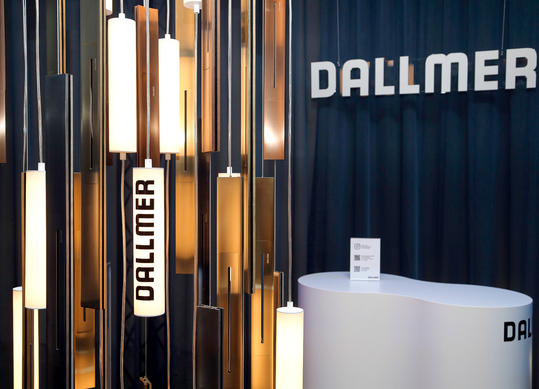 Dallmer zeigte auf den Passagen in Köln zwei Installationen. Diese spielt mit den unterschiedlichen Farbtönen der DallFlex-Duschrinnenfamilie.  Foto: Dallmer GmbH + Co. KG