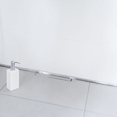 Przykład renowacji wąskiej i długiej łazienki: Natrysk bez barier w siedzibie stowarzyszenia „W4H” z odpływem liniowym Dallmer „CeraWall”