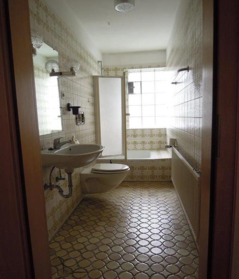 L'ancienne douche dans les locaux de l'association « W4H »