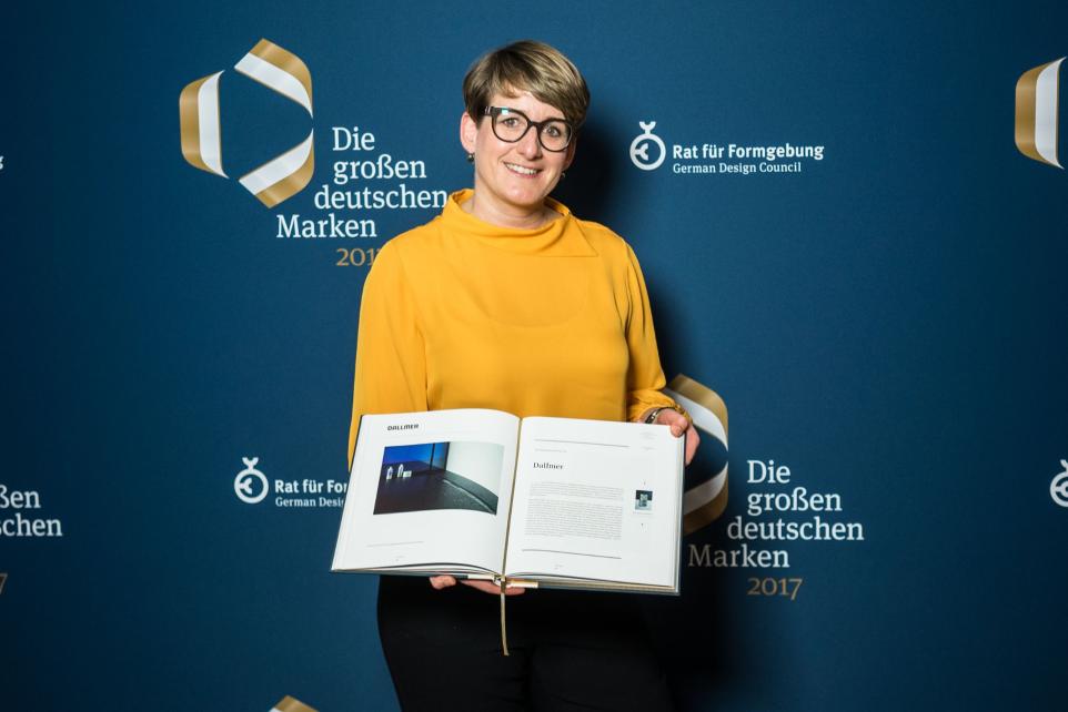 Yvonne Dallmer zeigt den Unternehmenseintrag im neuen Band der grossen deutschen Marken